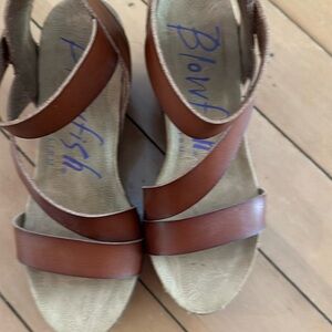 Brown blowfish platforms